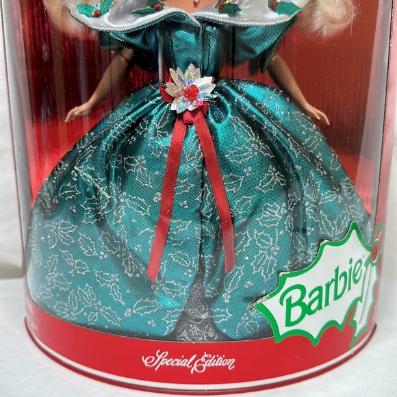 Happy Holidays Barbie - Picture 3 of 8